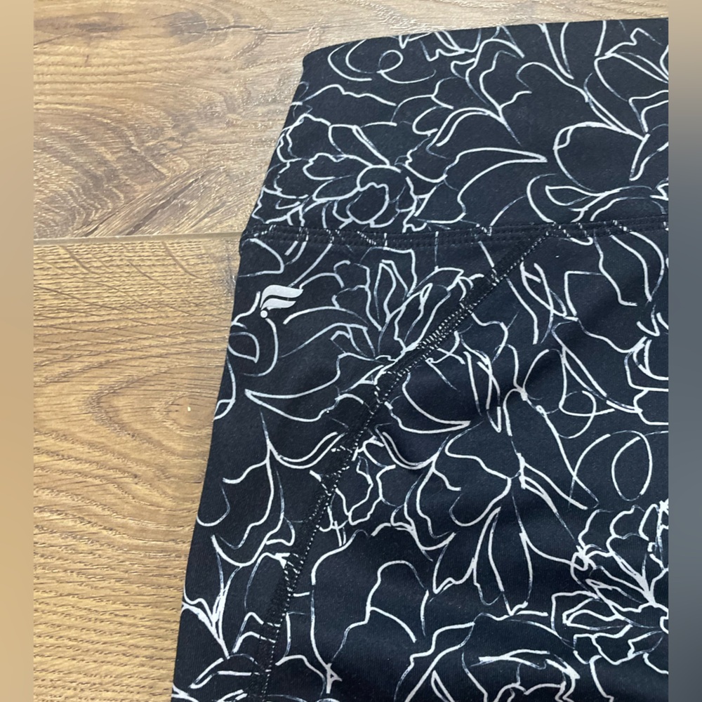 Fabletics High Waisted Solid 7/8 Leggings, Large, Script Logo - Picture 5 of 5